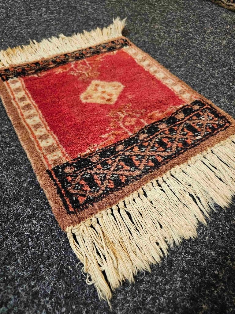 Klein oosters tapijt 23/31 cm, Huis en Inrichting, Stoffering | Tapijten en Kleden, Minder dan 50 cm, Gebruikt, Etten-Leur, DJT@dejuistetoon.eu