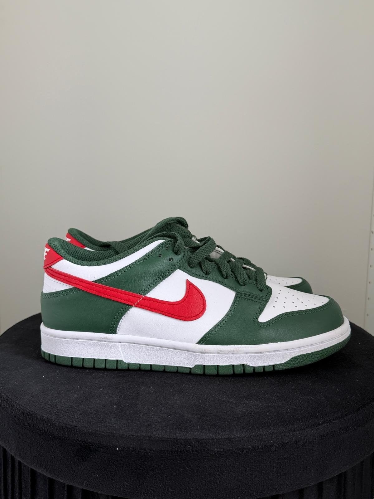 Nieuwe Nike Dunk Low Groen/Rood/Wit - Maat 38.5, Nike, Nieuw, Ophalen of Verzenden, Sneakers of Gympen