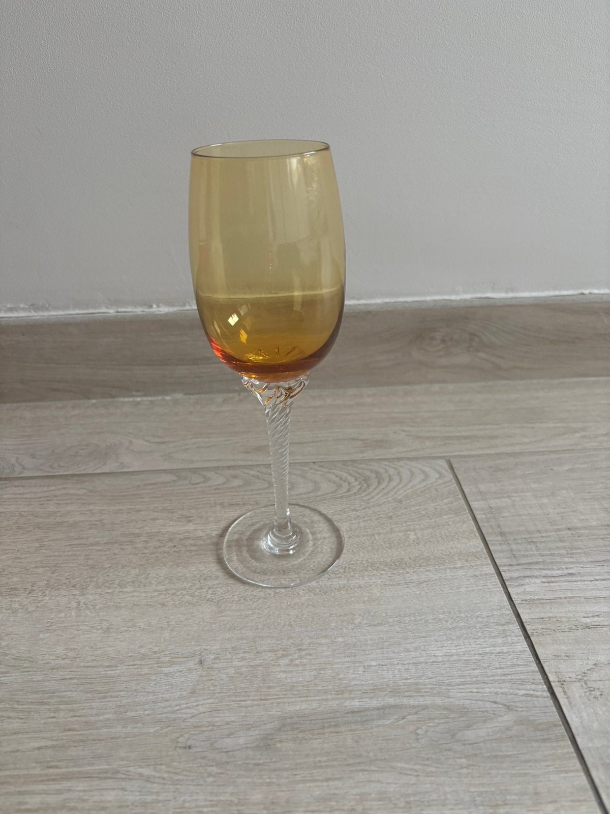 Wijnglas met gedraaide steel. Amberkleurig, Ophalen of Verzenden, Zo goed als nieuw, Overige typen