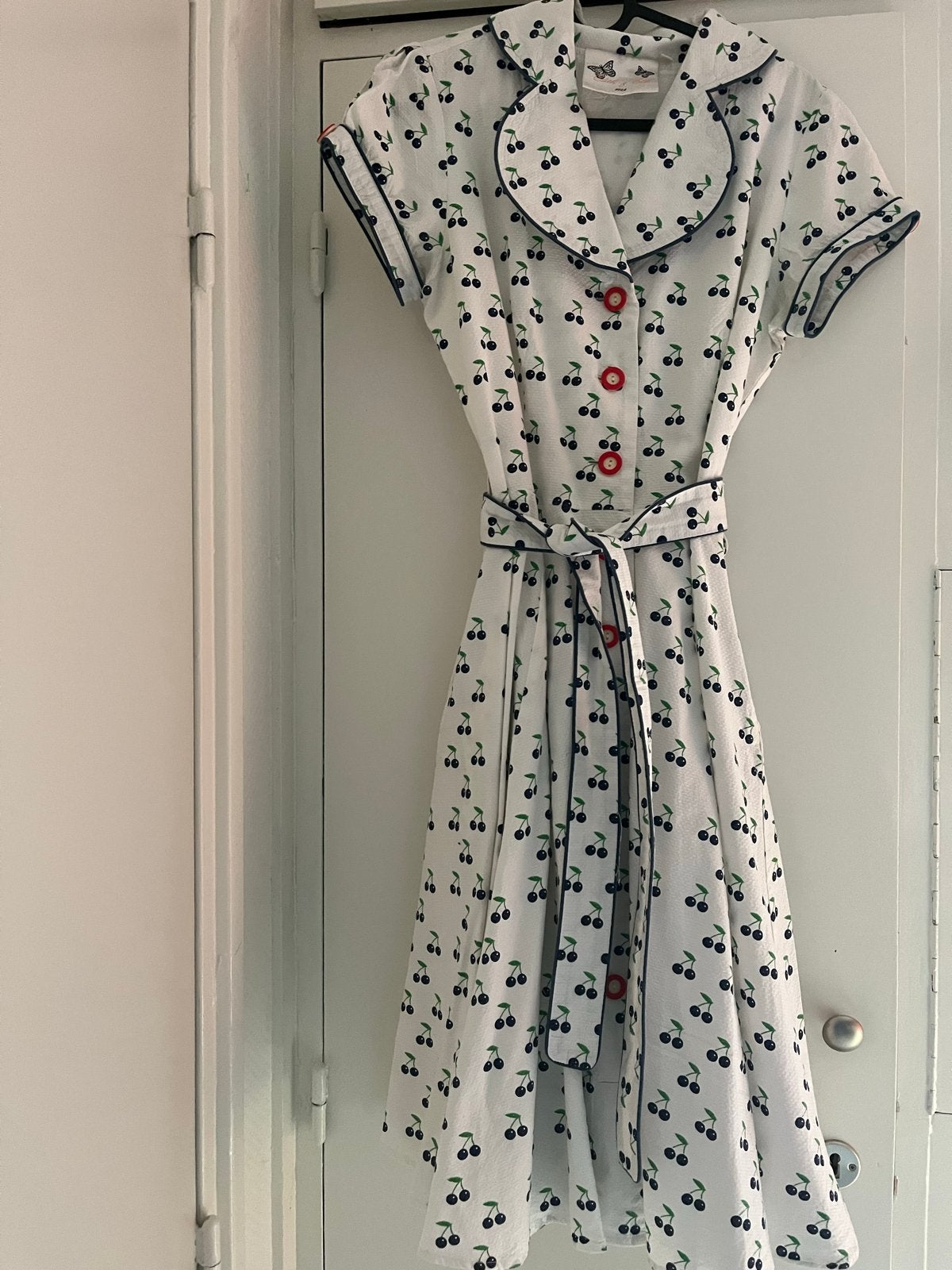 Vintage-stijl jurk met kersenprint en riem Edith&Ella M, Maat 38/40 (M), Wit, Ophalen of Verzenden, Zo goed als nieuw