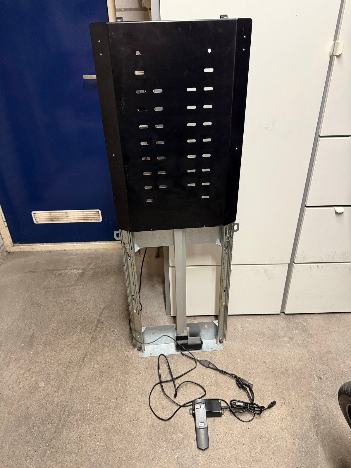 Foto 3 van Elektrisch in hoogte verstelbaar TV-lift systeem