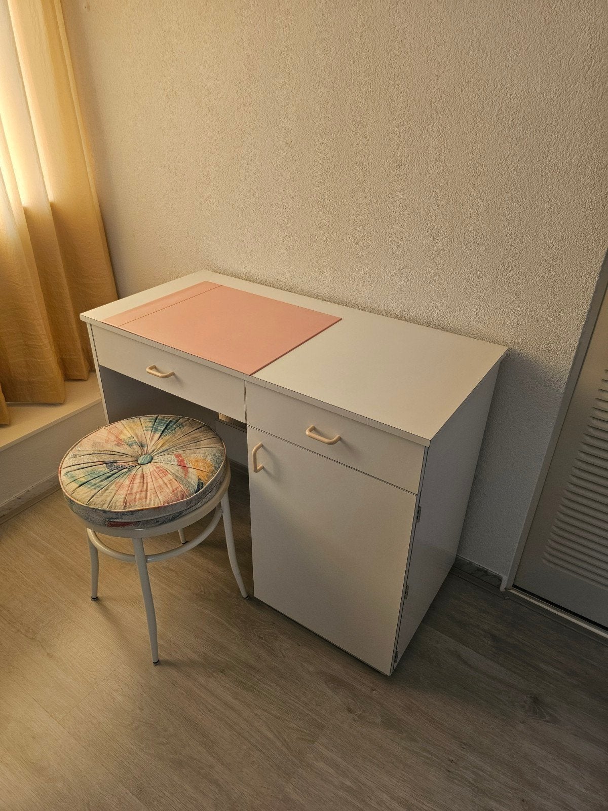 bureau met lades,opbergruimte,kruk en onderlegger, Huis en Inrichting, Ophalen, Gebruikt, Spaanplaat of MDF, Vintage