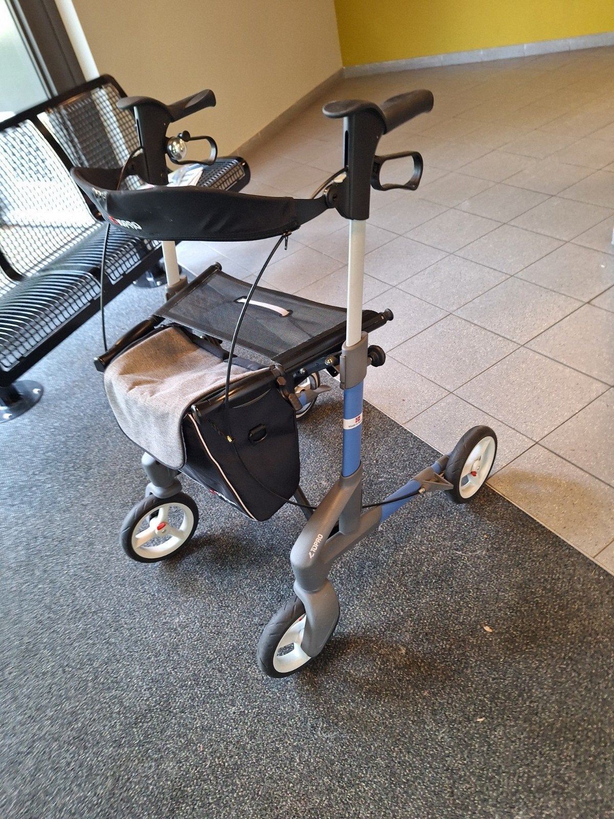 Foto 11 van Rollator lichtgewicht aluminium lees beschrijving nieuwstaat