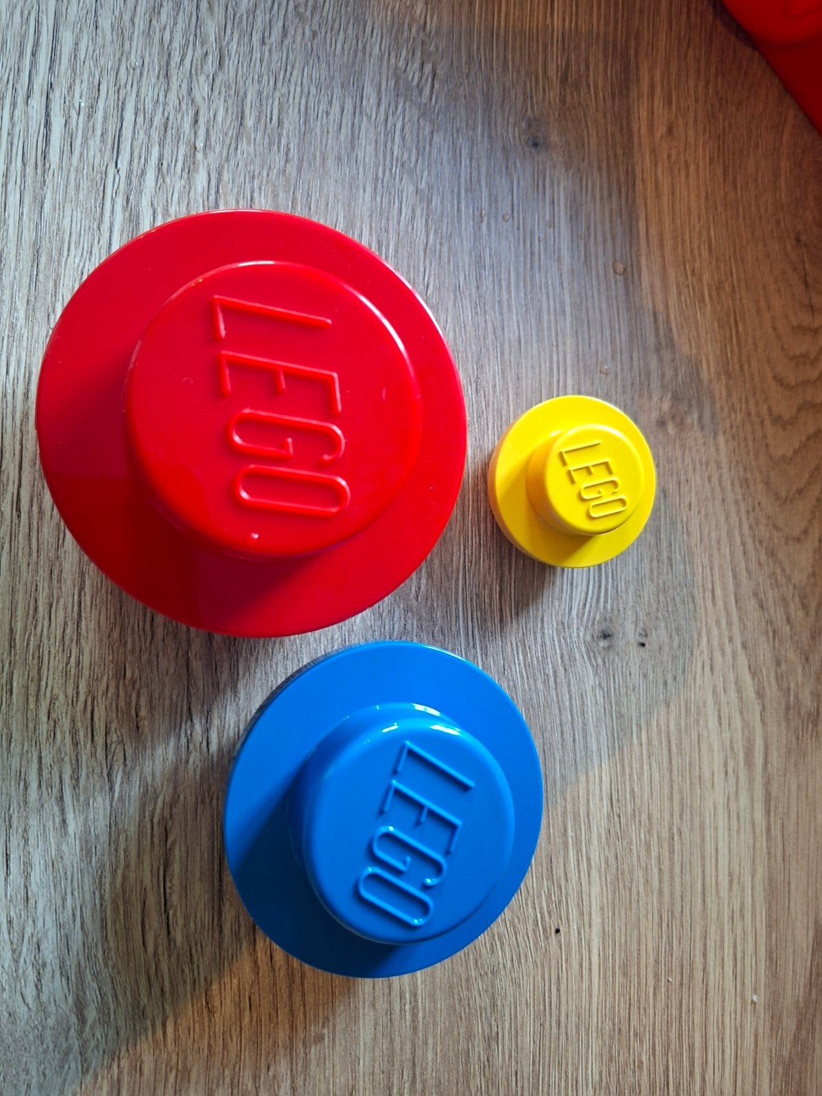 3 lego kledinghangers en wandbakje, Ophalen of Verzenden