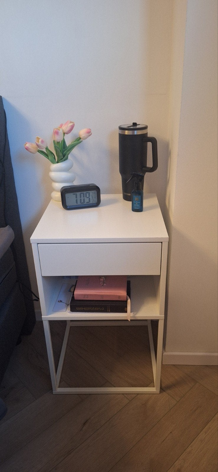 Nachtkastje Vikhammer wit, Huis en Inrichting, Ophalen, Zo goed als nieuw, Minder dan 45 cm