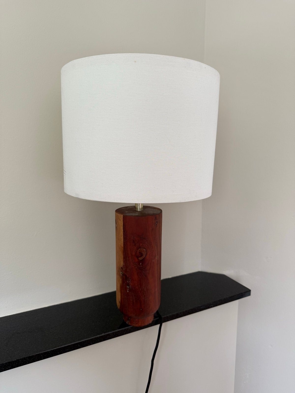 H&M Home Tafellamp met houten voet en witte kap, Huis en Inrichting, Lampen | Tafellampen, Ophalen, Gebruikt, Overige merken, Wit