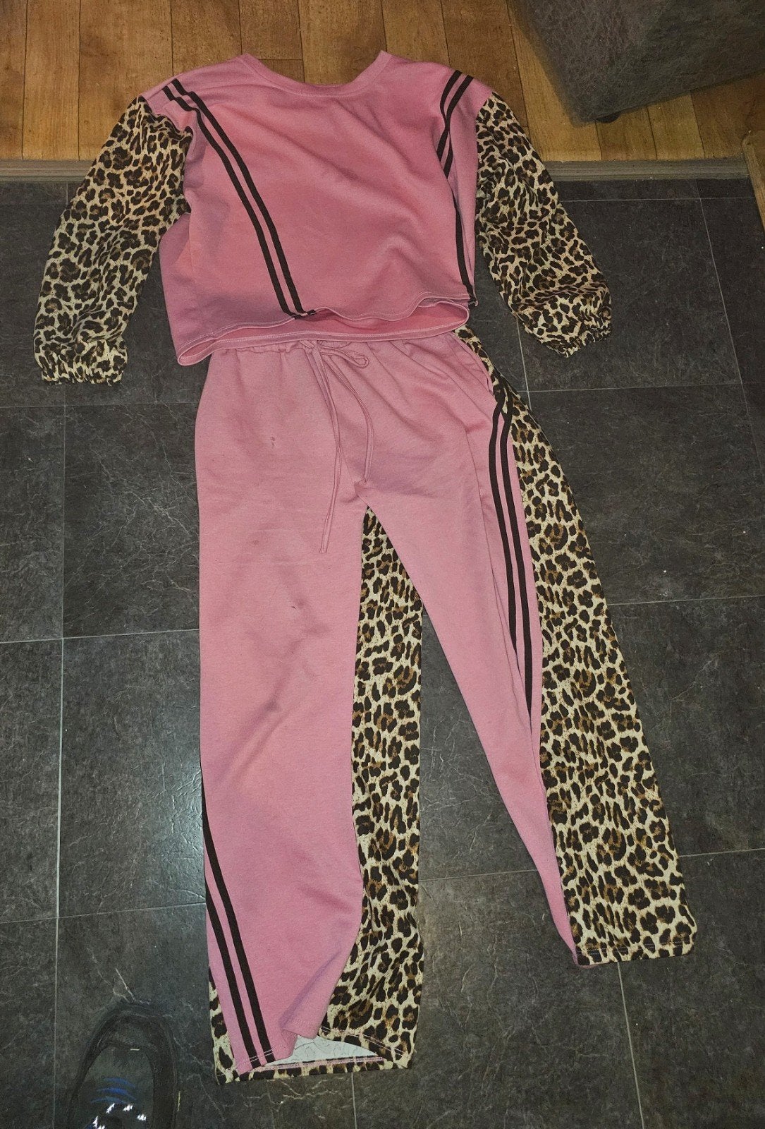 Roze trainingspak met luipaardprint details, Kleding | Dames, Maat 38/40 (M), Verzenden, Onbekend, Roze