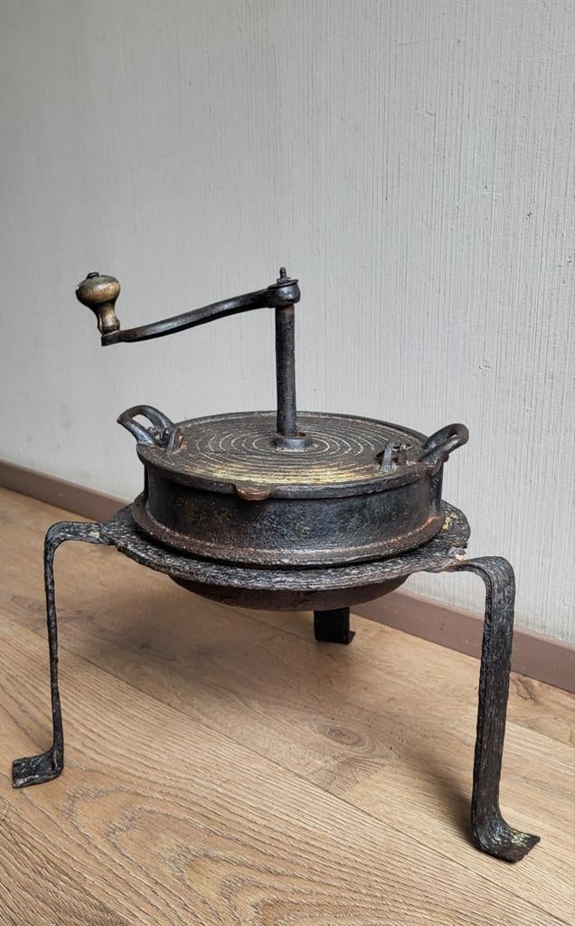Oude gietijzeren koffiebrander met los onderstel, Ophalen
