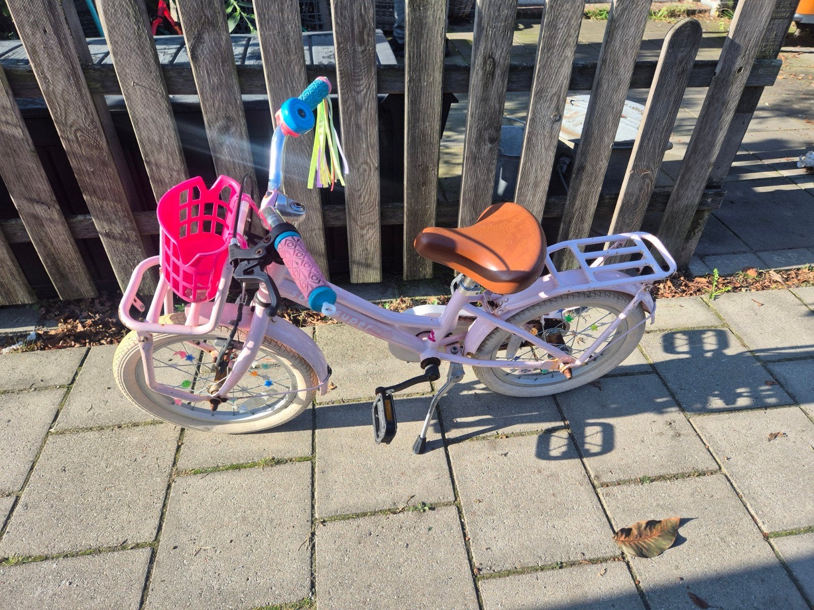 Leuke 16 inch meisjesfiets met gebruikssporen, Fietsen en Brommers, Ophalen, Gebruikt, 16 tot 20 inch
