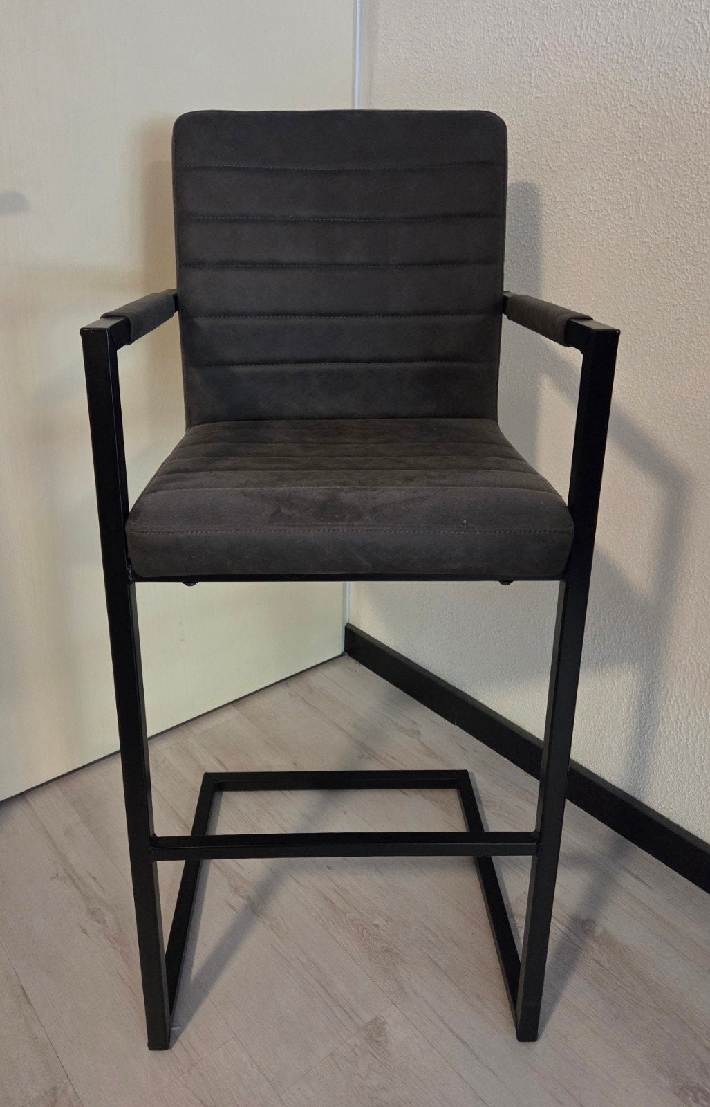2 moderne barkrukken met armleuningen - ophalen Apeldoorn, Ophalen, Met voetsteun, Zo goed als nieuw, 90 cm of meer