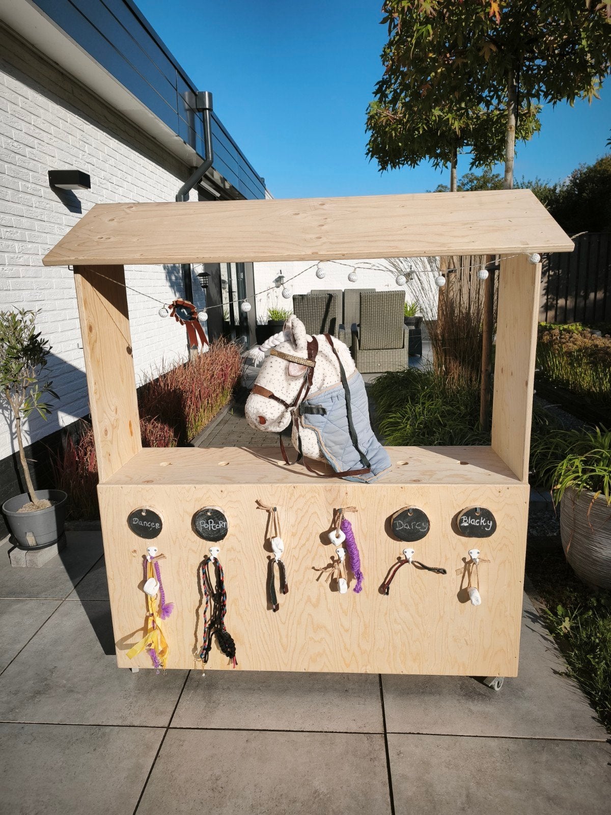 Stokpaarden stal (inclusief 1 stokpaard) op wieltjes, Ophalen, Hout