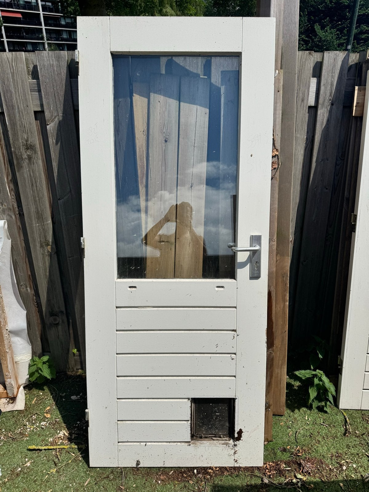 Buitendeur met glas en kattenluik, wit, 82x201.5 cm, Ophalen, Gebruikt, 80 tot 100 cm, Buitendeur