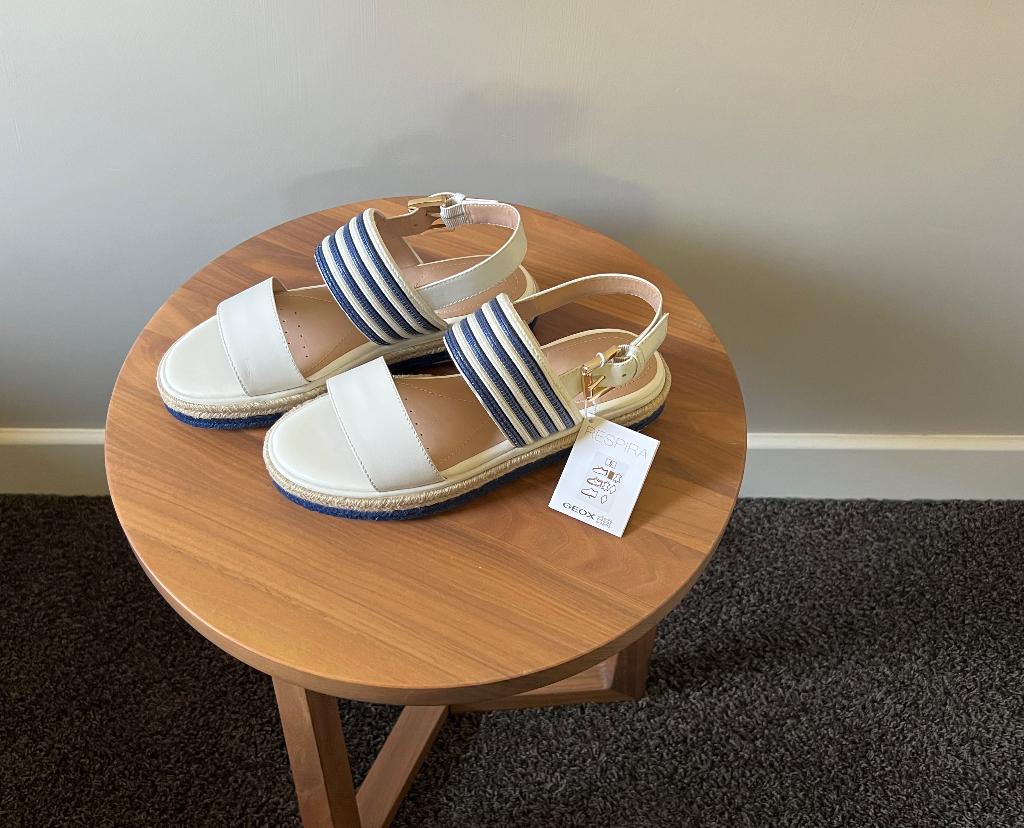 Nieuw: wit/blauw leren sandaaltje; merk Geox Respira mt 36 ½, Geox Respira, Blauw, Nieuw, Sandalen of Muiltjes