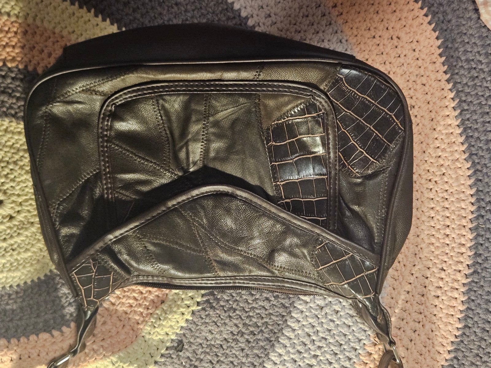 Donkerbruine schoudertas met patchwork en croco-details, Ophalen of Verzenden, Gebruikt, Bruin, Schoudertasje