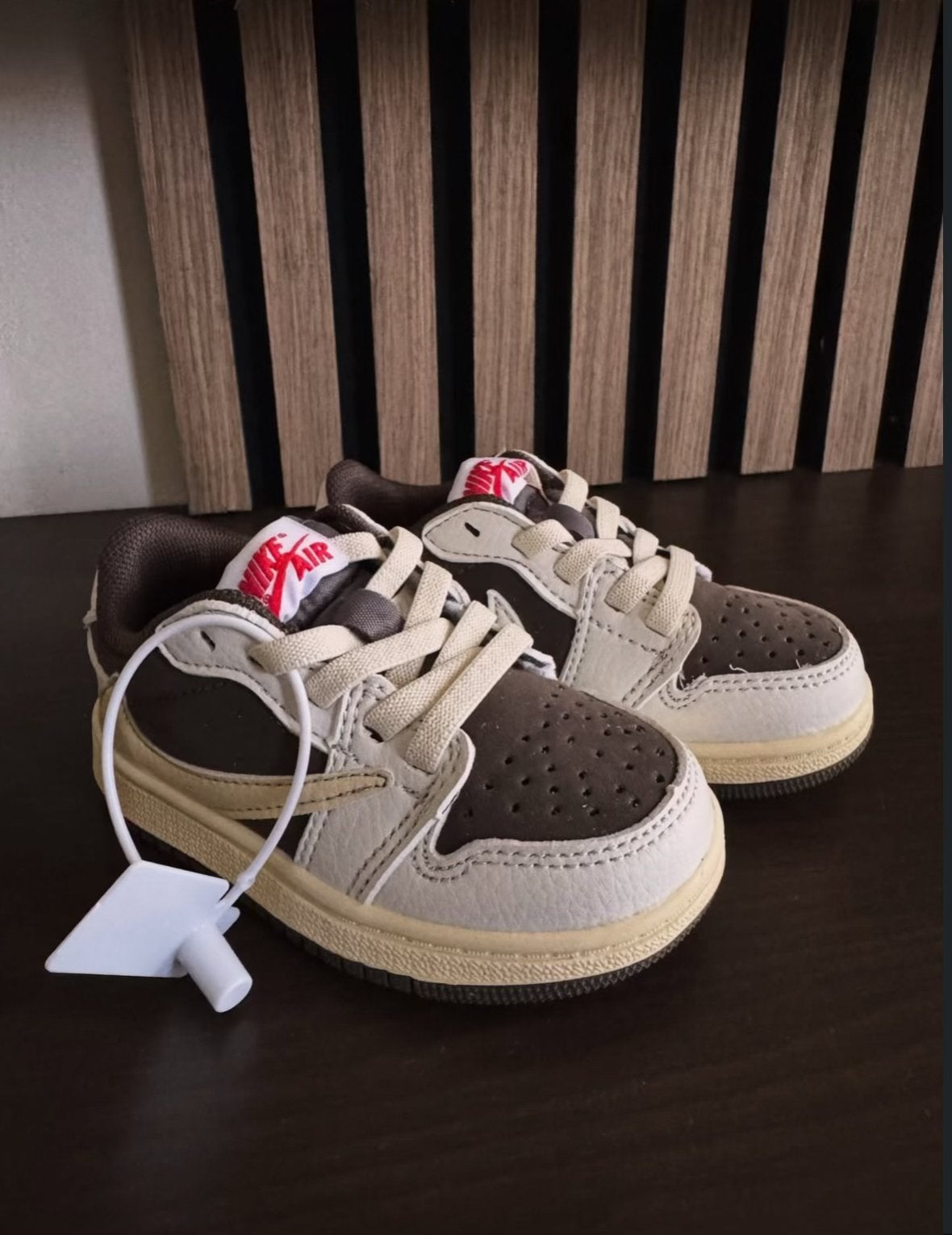 Nike Air Jordan 1 Low Travis Scott, Kinderen en Baby's, Ophalen of Verzenden, Nieuw, Jongen of Meisje, Schoenen