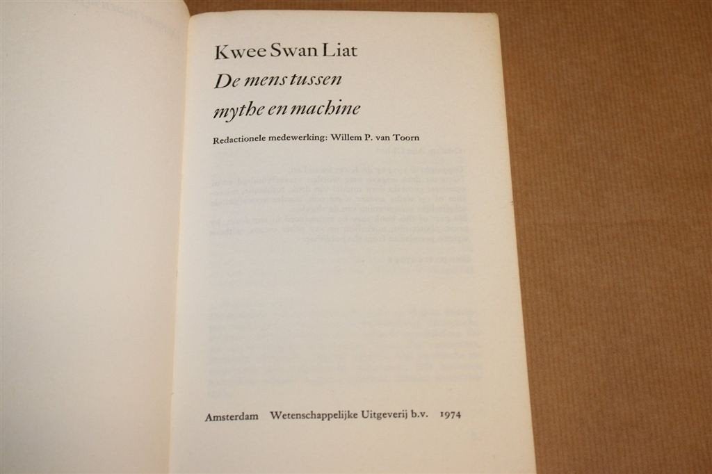Mens tussen Mythe & Machine — Kwee Swan Liat 1974, Ophalen of Verzenden, Gelezen, Europa