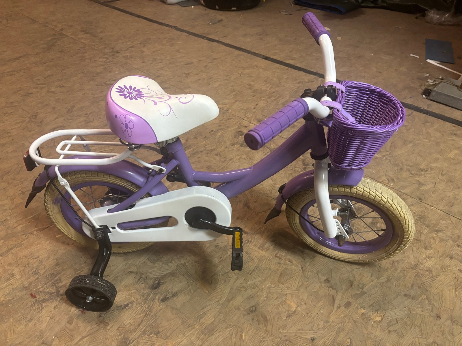 Leuke paarse kinderfiets 12 inch met zijwieltjes en mandje, Ophalen, Terugtraprem, Zijwieltjes, Gebruikt