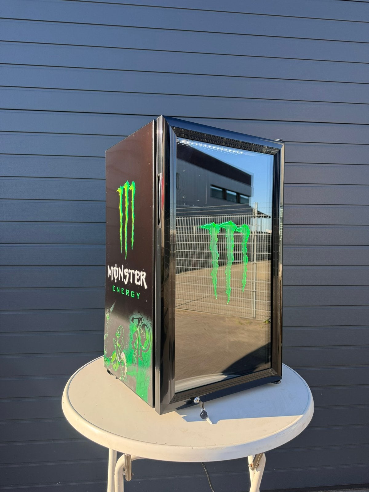 Monster energy koelkast led 98 liter NIEUW!, Ophalen, Zwart, Nieuw, 50 tot 100 cm
