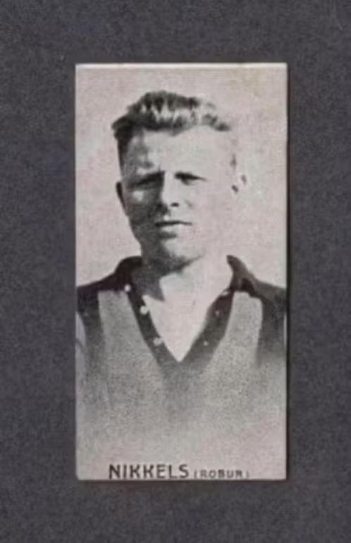 Voetbalplaatje Nikkels Robur et Velocitas Jaren 20/30., Verzamelen, Ophalen of Verzenden, Zo goed als nieuw