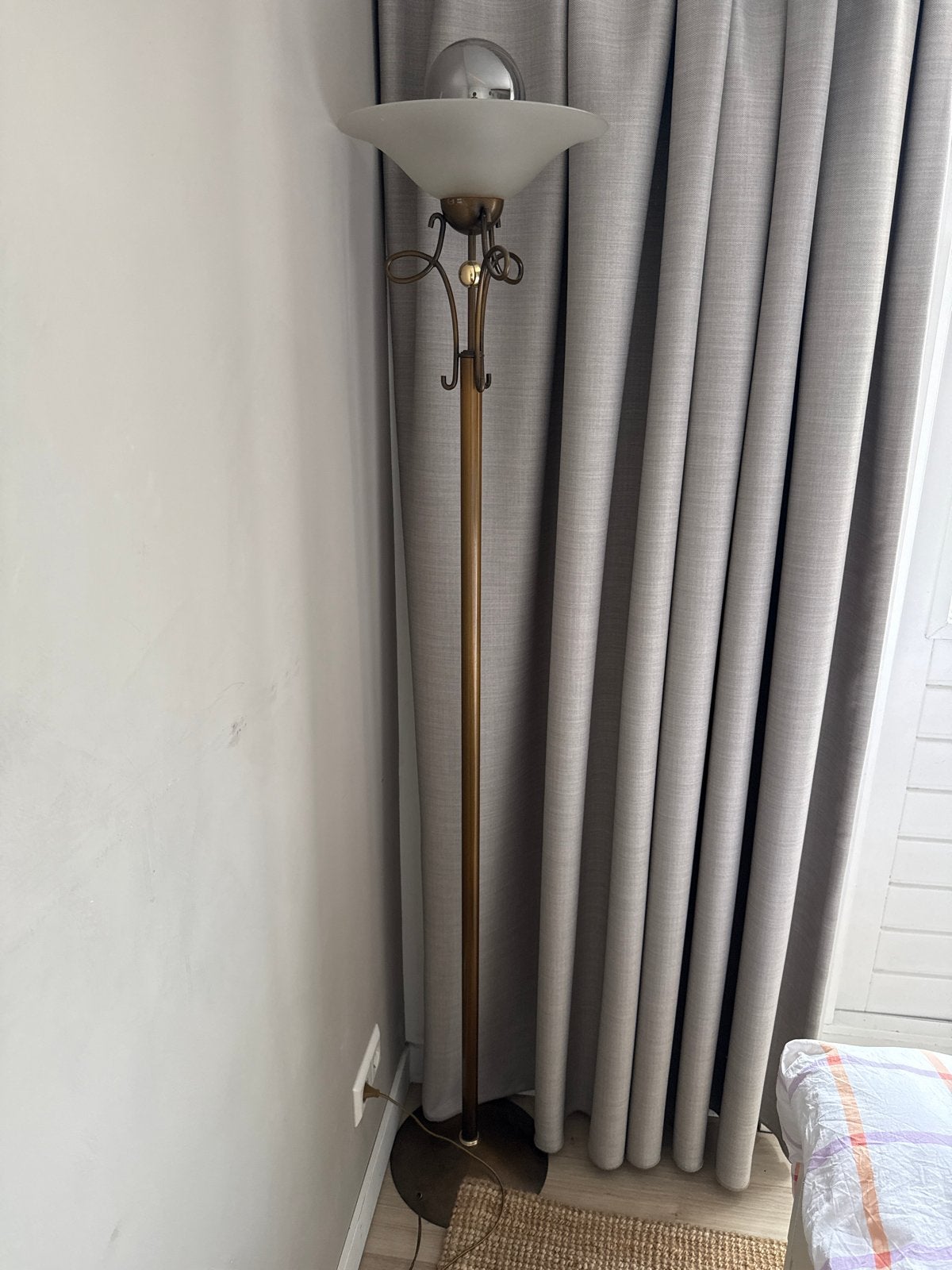 Stijlvolle bronzen vloerlamp met glazen kap, Huis en Inrichting, Lampen | Vloerlampen, Ophalen, Gebruikt, E27 (groot), Metaal