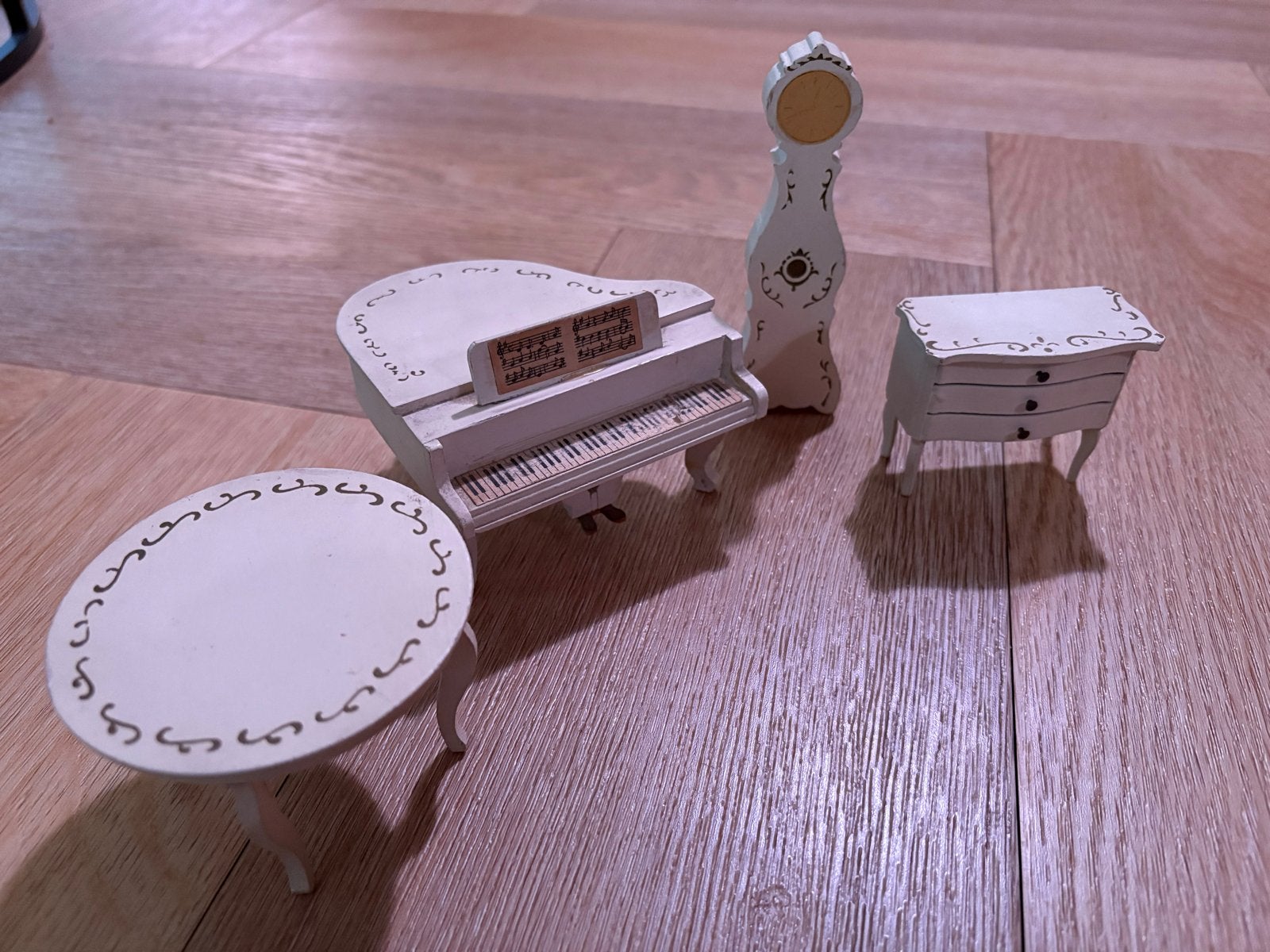 Lundby Poppenhuis Meubeltjes - Piano, Tafel, Kast, Klok, Ophalen of Verzenden, Gebruikt, Gebruiksvoorwerp