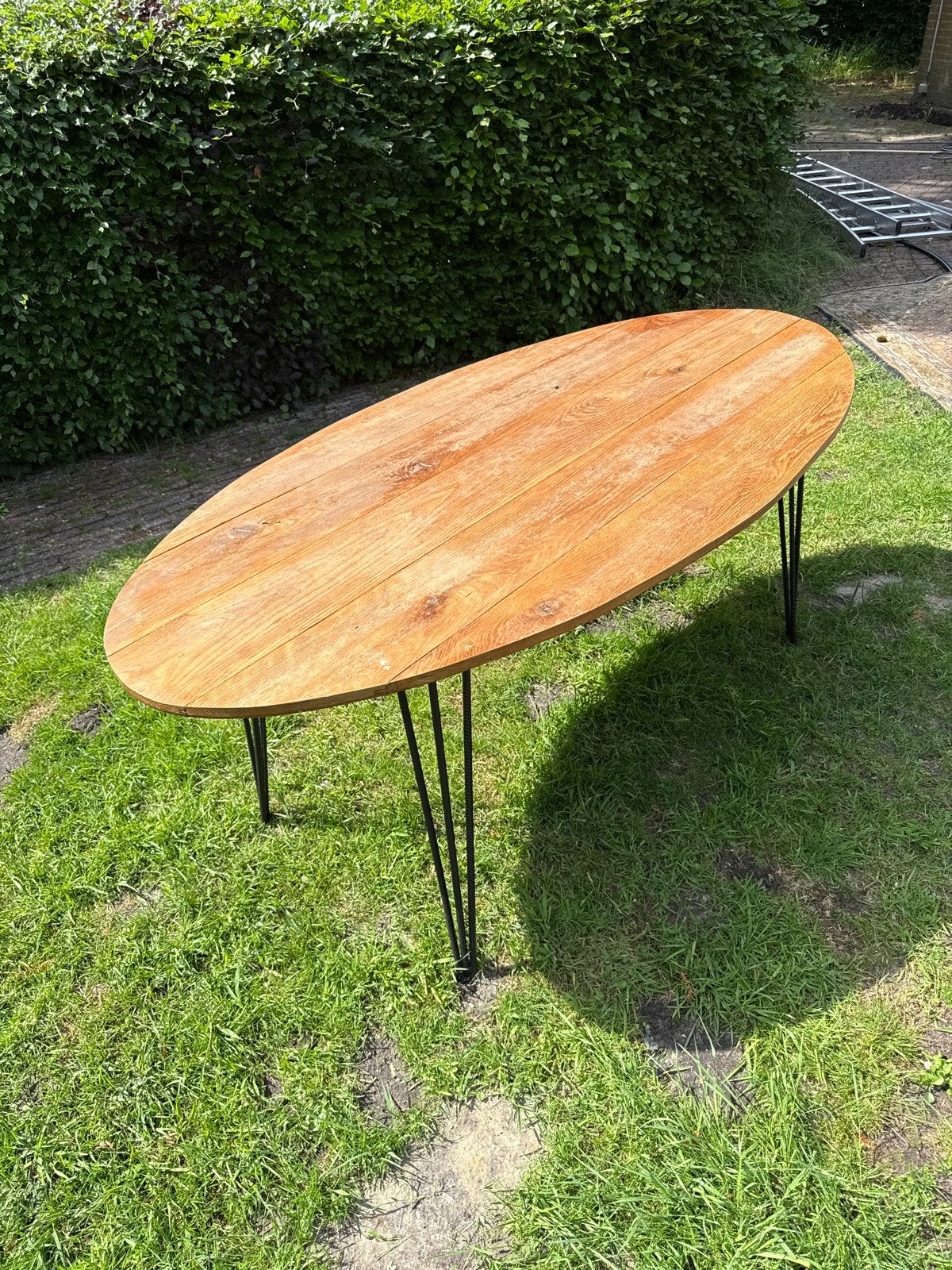 Ovale houten tuintafel met stalen poten, Ophalen of Verzenden, Gebruikt, Ovaal, 50 tot 100 cm
