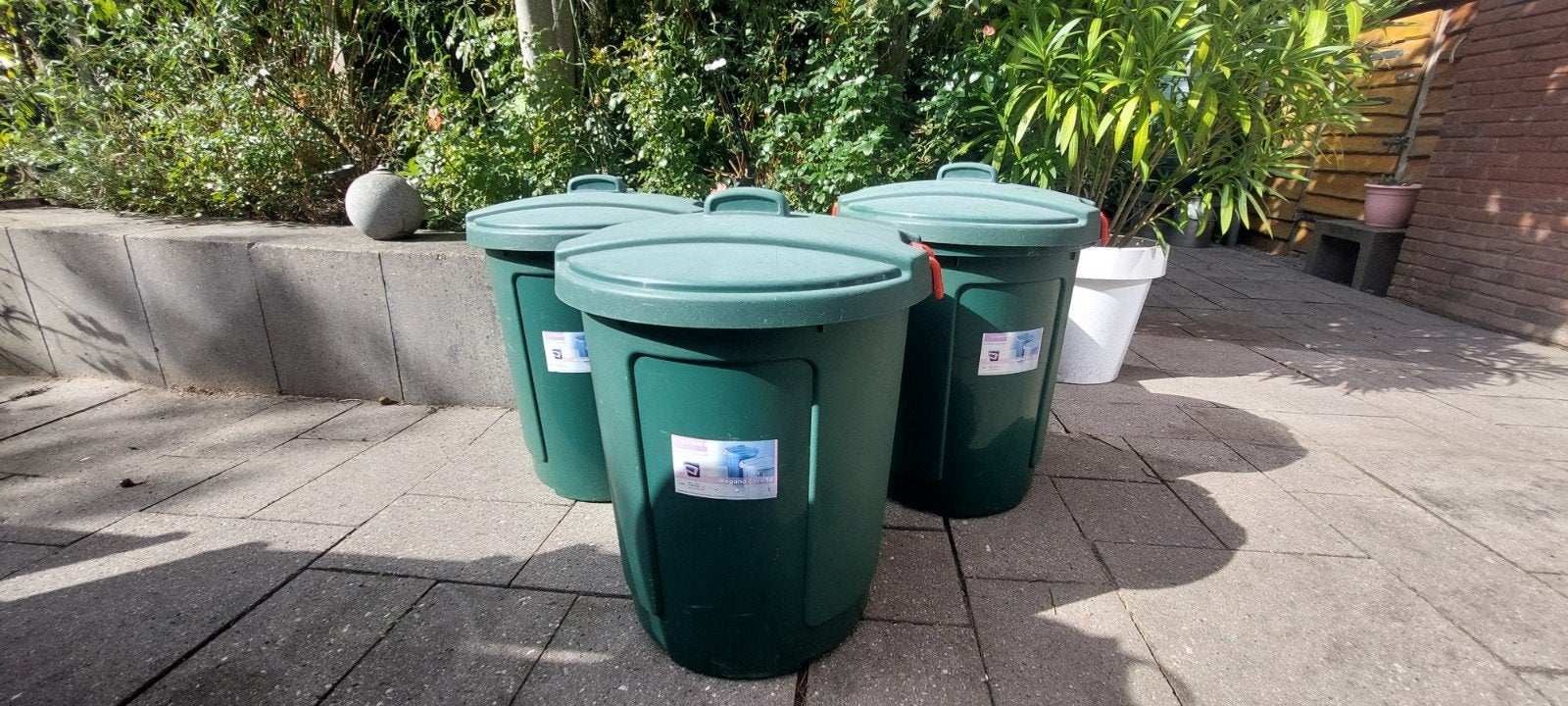 3 lege  tonnen van ieder 75 liter
inclusief voer

Al, Ophalen, Vee