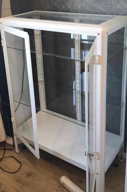IKEA FABRIKÖR Vitrinekast - Wit (roomwit), Huis en Inrichting, Kasten | Vitrinekasten, Ophalen, Met deur(en), 100 tot 150 cm, 50 tot 100 cm