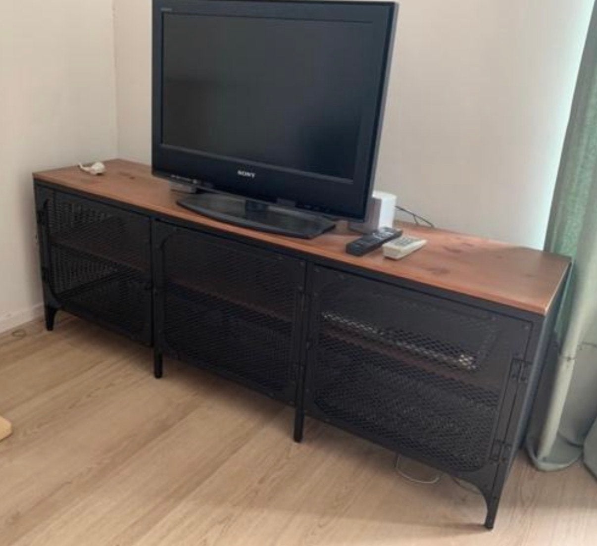 Ikea TV-meubel met metalen deuren en houten blad, Ophalen, Gebruikt, 150 tot 200 cm, Minder dan 100 cm