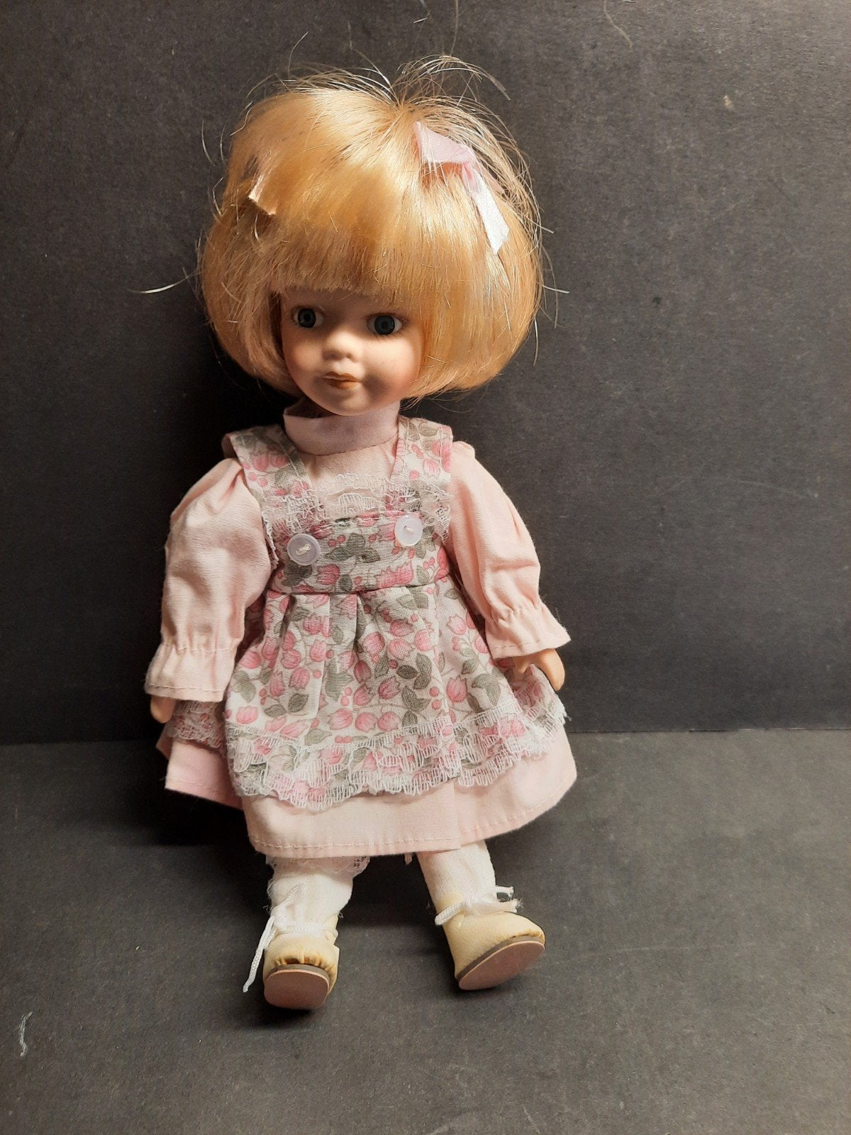 Schattige porseleinen pop met roze jurkje, Verzamelen, Poppen, Gebruikt, Pop, Ophalen of Verzenden