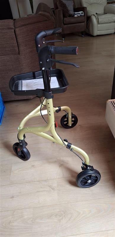 Deze Rovera Tripod binnenrollator is stevig én wendbaar!, Diversen, Rollators, Ophalen, Opvouwbaar, Zo goed als nieuw