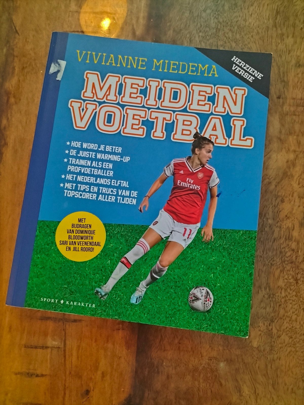 Boek meiden voetbal - Vivianne Miedema, Ophalen of Verzenden, Gelezen, Balsport