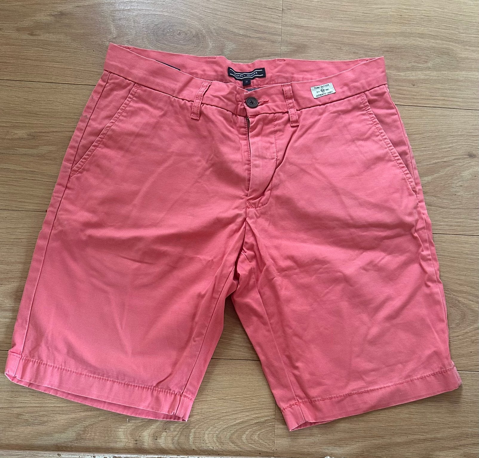 Tommy Hilfiger Koraalrode Korte Broek Maat 31, Ophalen of Verzenden, Zo goed als nieuw, Overige maten, Rood