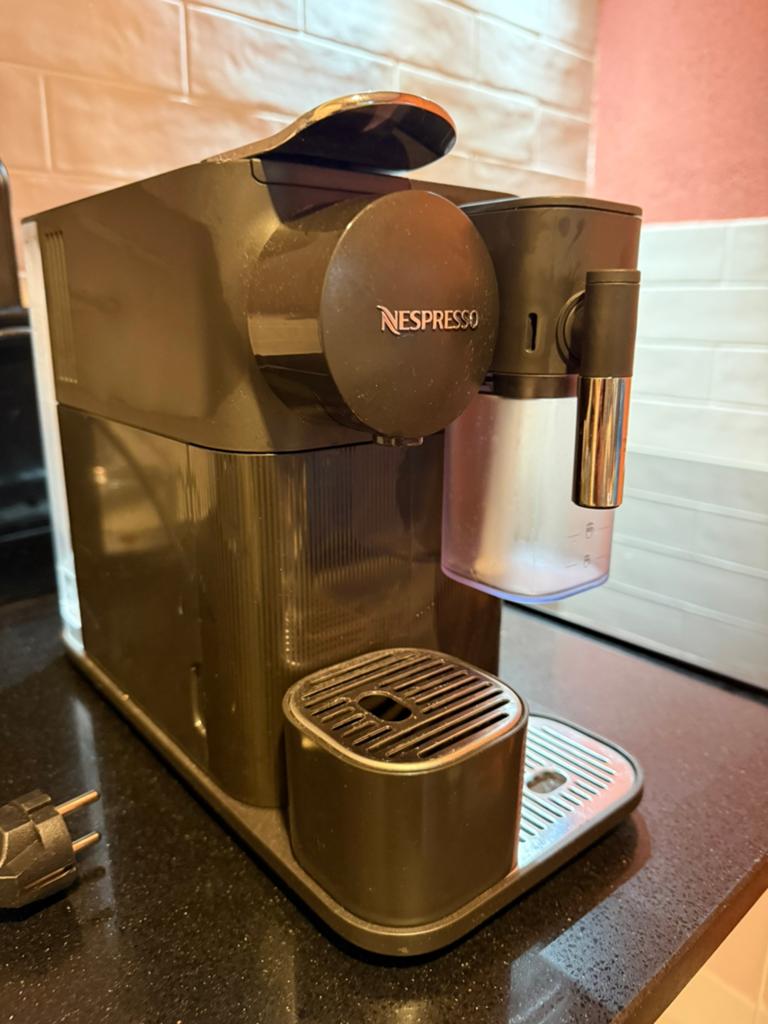 Nespresso DE’Longhi Lattissima one, Ophalen of Verzenden, Zo goed als nieuw, Koffiemachine