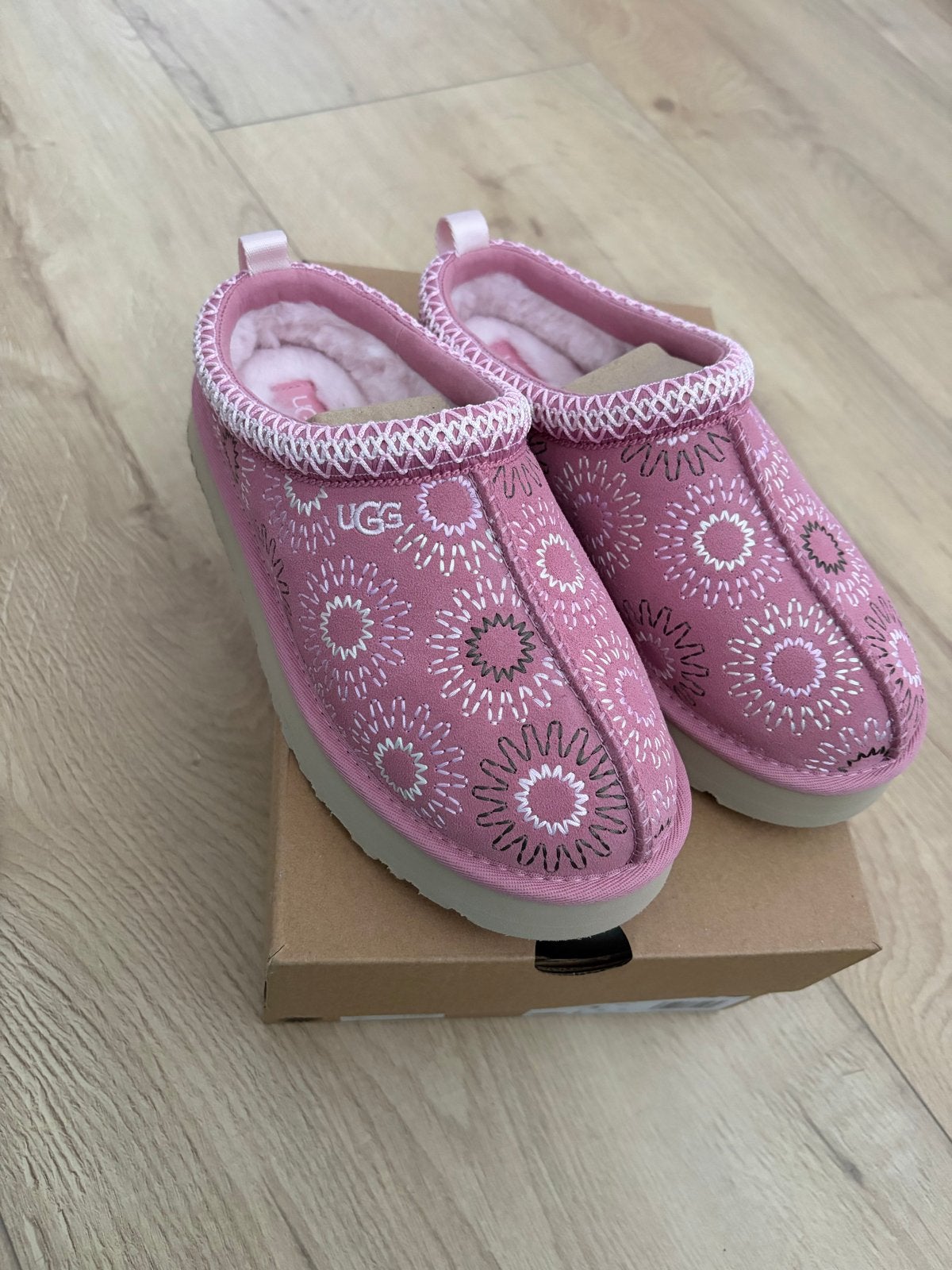 Nieuwe UGG Tasmans in roze met patroon mt 35, Meisje, Schoenen, Nieuw, Ophalen of Verzenden