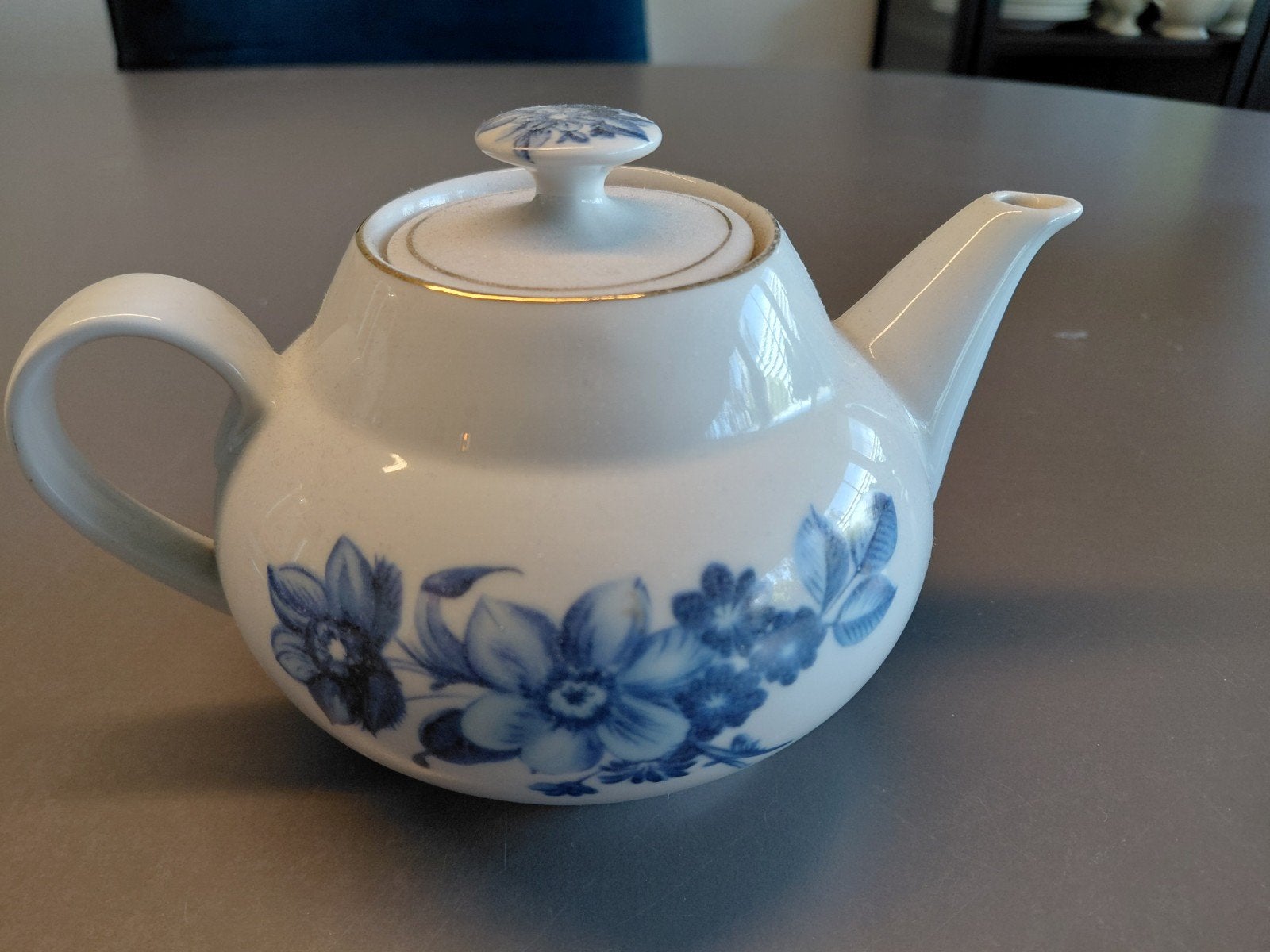 Vintage theepot met blauw bloemmotief, Huis en Inrichting, Keuken | Servies, Ophalen of Verzenden