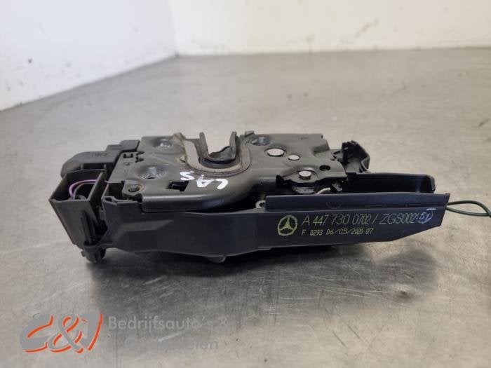 Deurslot Mechaniek 4Deurs links-achter van een Mercedes Vito, Gebruikt, -, Ophalen of Verzenden, -
