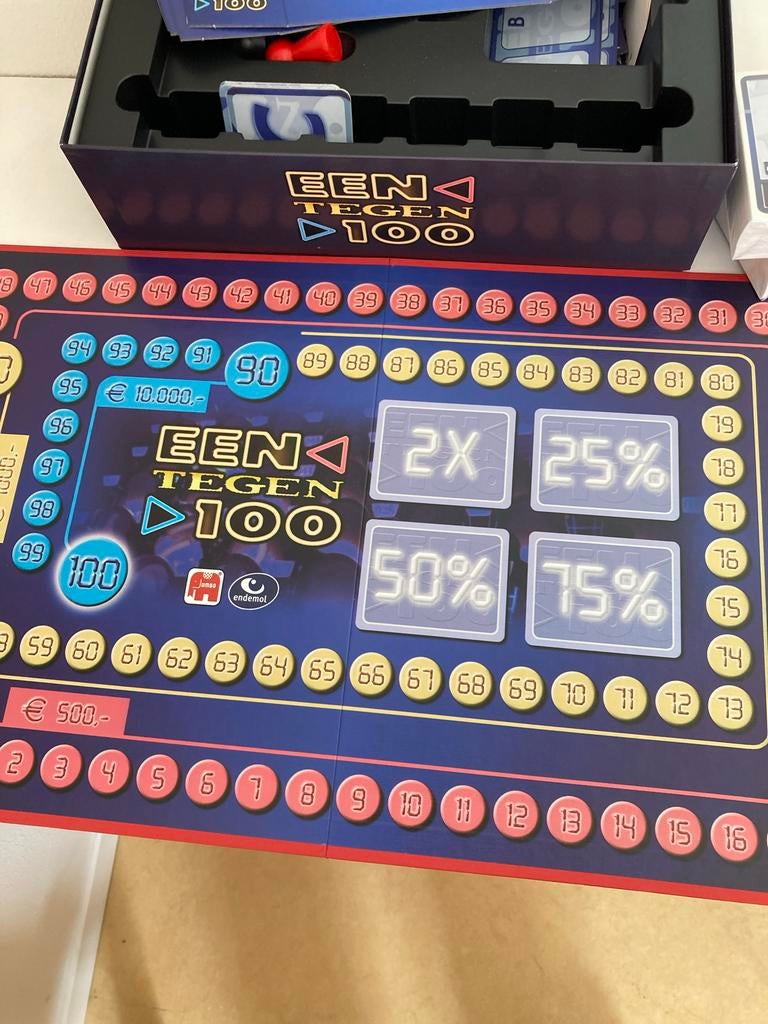 Een tegen 100 bordspel - Postcode Loterij editie, Drie of vier spelers, Ophalen of Verzenden, Zo goed als nieuw