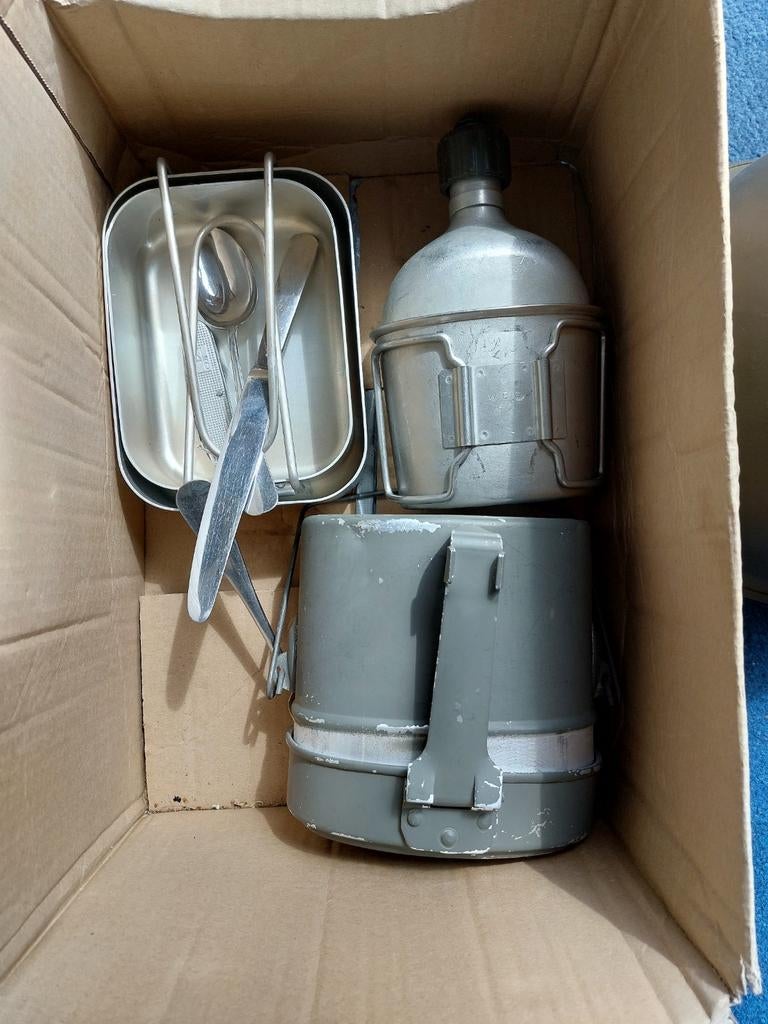 Militair keukensetje plus helm, Verzamelen, Militaria | Algemeen, Ophalen of Verzenden, Landmacht, Nederland, Helm of Baret