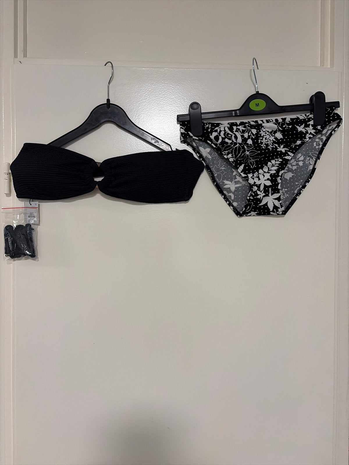 Bikini set: Zwarte bandeau top en zwart-wit broekje, Ophalen of Verzenden, Nieuw, Zwart, Bikini