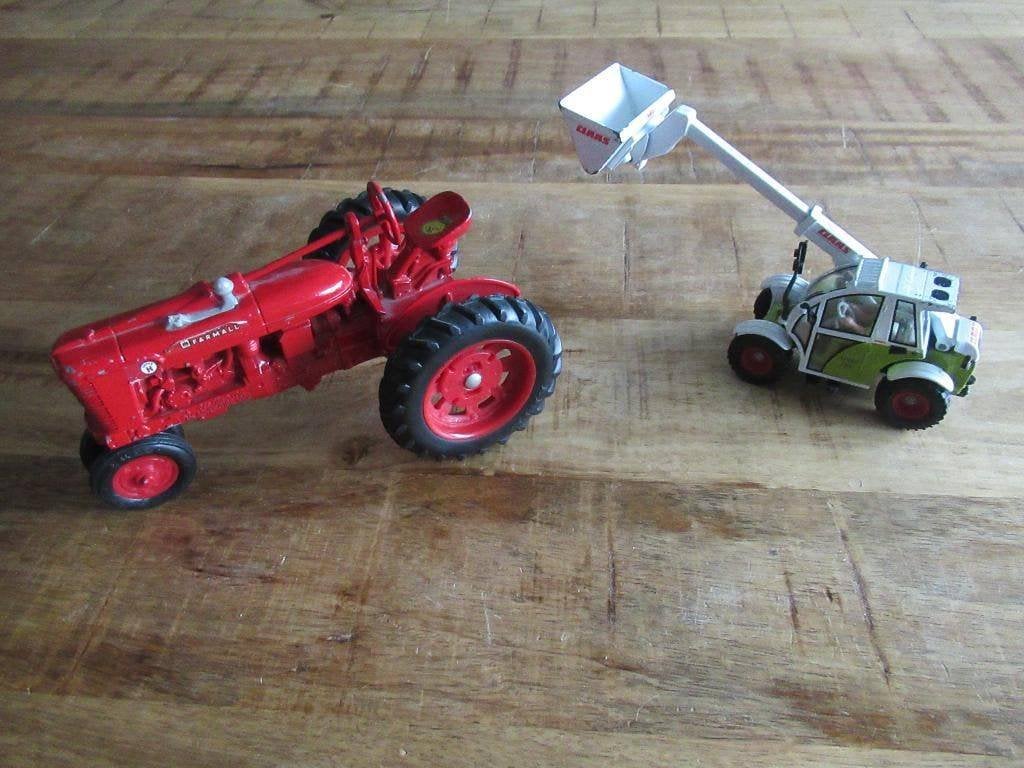 ERTL Tractor 1/16 Farmall Case Corporation 1992 + Siku Claas, Ophalen of Verzenden, Zo goed als nieuw