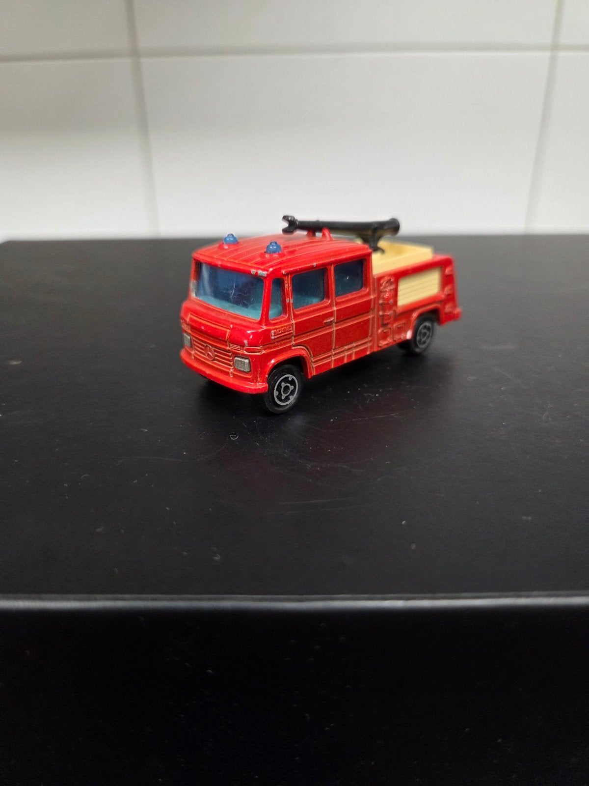 Mercedes benz brandweer auto Pompier Aeroport majorette 258, Hobby en Vrije tijd, Ophalen, Bus of Vrachtwagen
