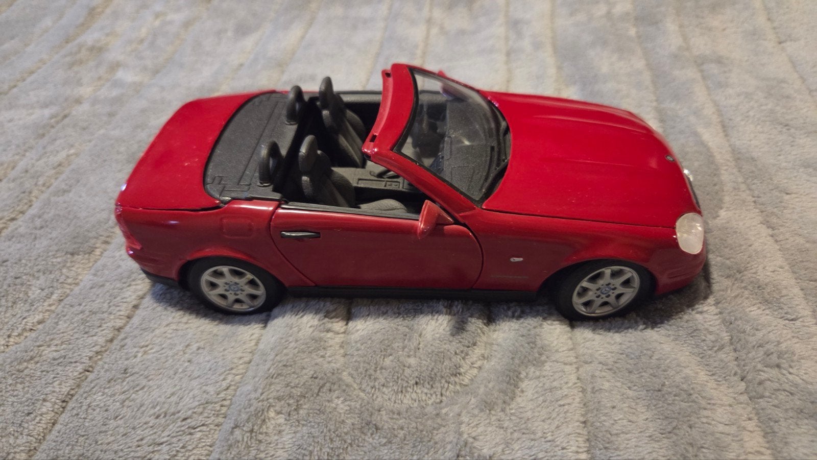 Rode Mercedes-Benz SLK, Verzenden
