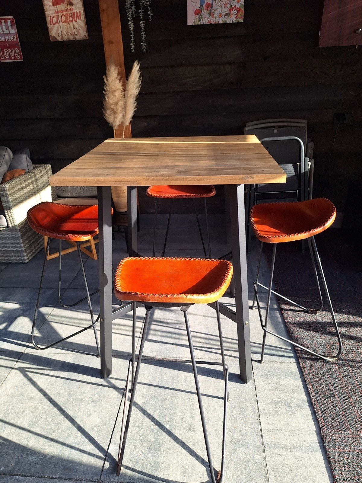 Hoge/bar tafel met barkrukken. (leren zittingen), Ophalen, Gebruikt