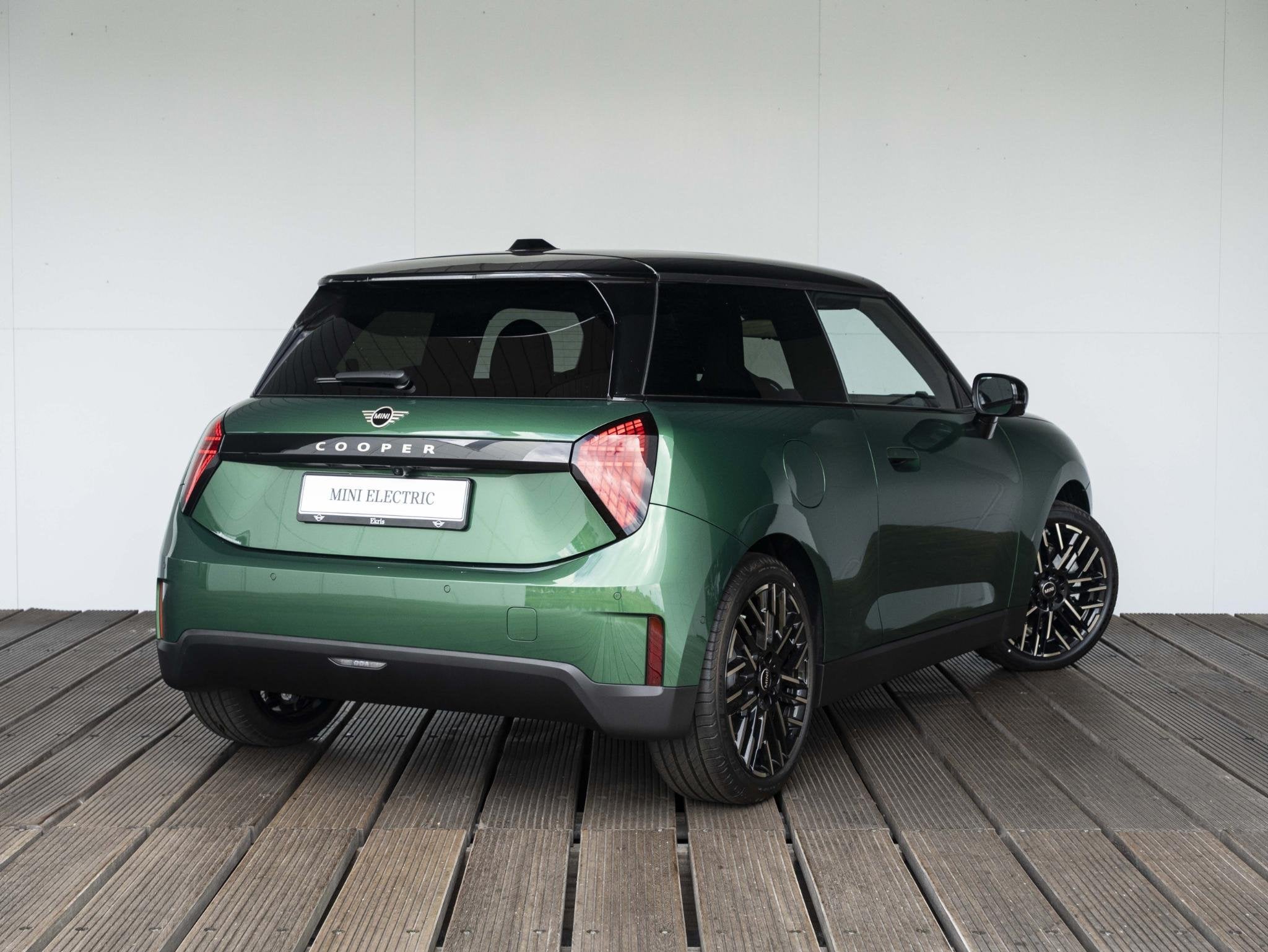 MINI 3-Deurs Cooper E Favoured | Pakket L, 41 kWh, 4 stoelen, Nieuw, 184 pk