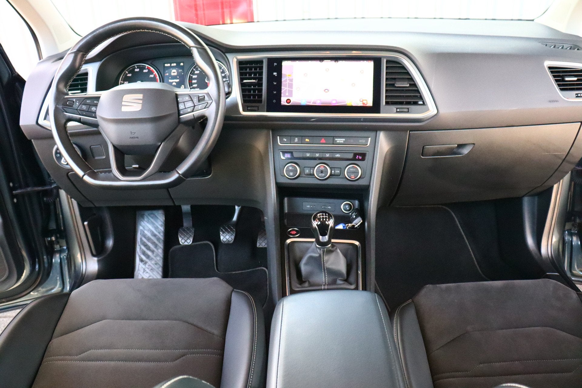 SEAT Ateca 1.5 TSI Style Business Intense O.a: Camera, PDC,, Voorwielaandrijving, Dealer onderhouden, 1300 kg, 4 cilinders