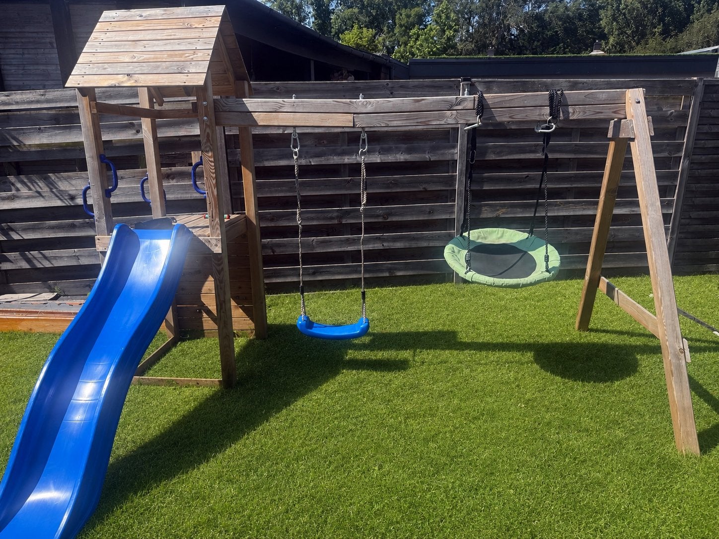 Houten speeltoestel met glijbaan en schommels, Kinderen en Baby's, Speelgoed | Buiten | Speeltoestellen, Ophalen, Gebruikt, Glijbaan