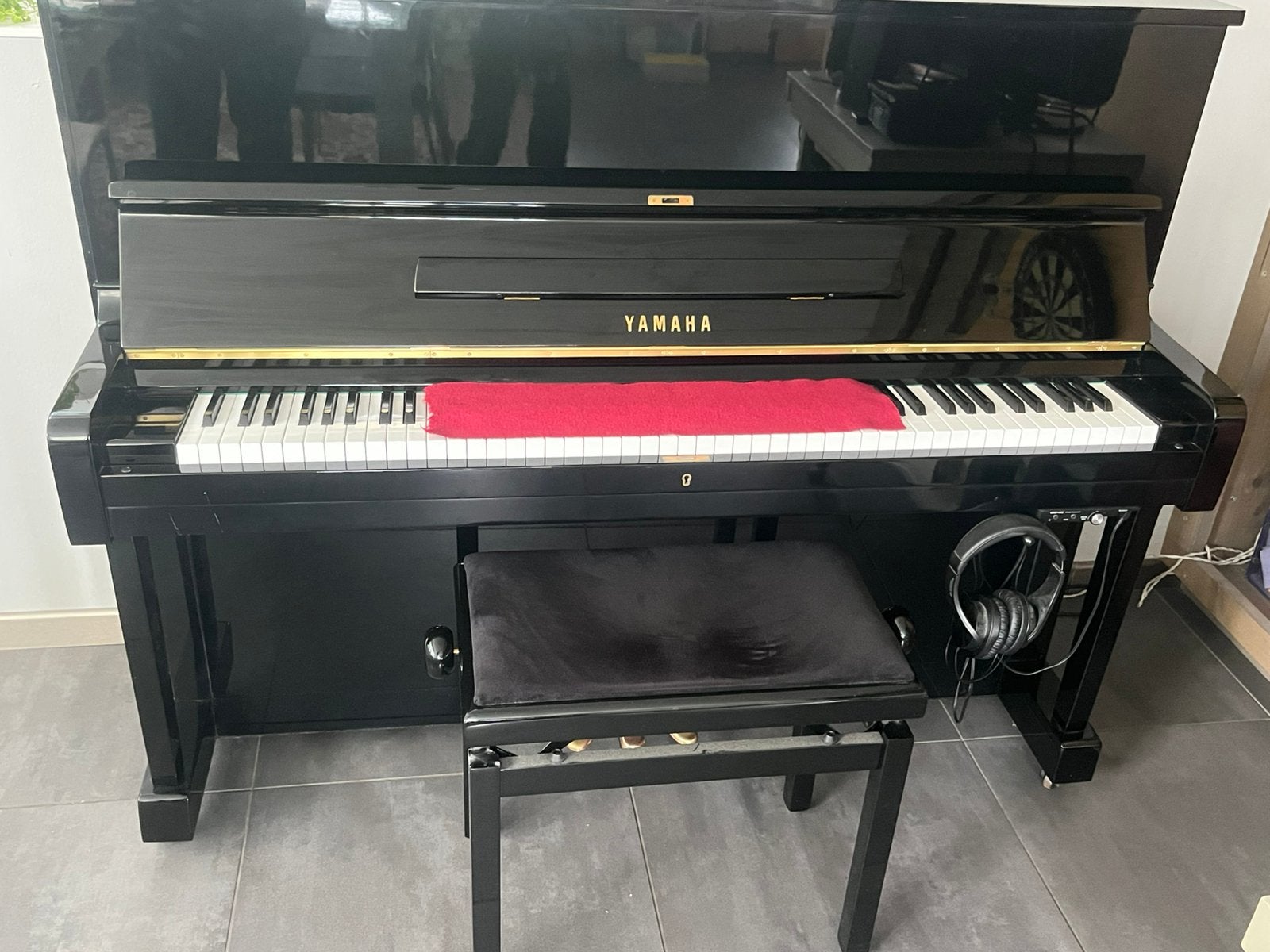 Yamaha U1 met ingebouwde silent piano soundsystem, Zwart, Ophalen of Verzenden, Zo goed als nieuw, Piano