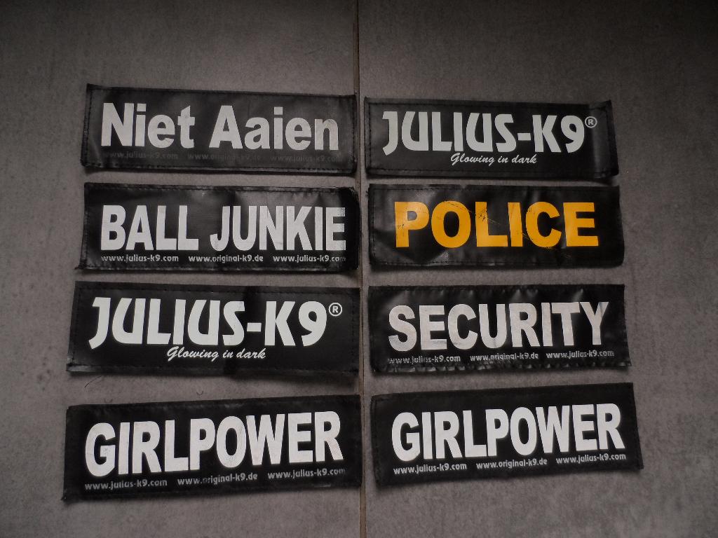 8 labels met klittenband voor o.a K9 tuig,glowing in dark, Dieren en Toebehoren, Ophalen of Verzenden, Zo goed als nieuw
