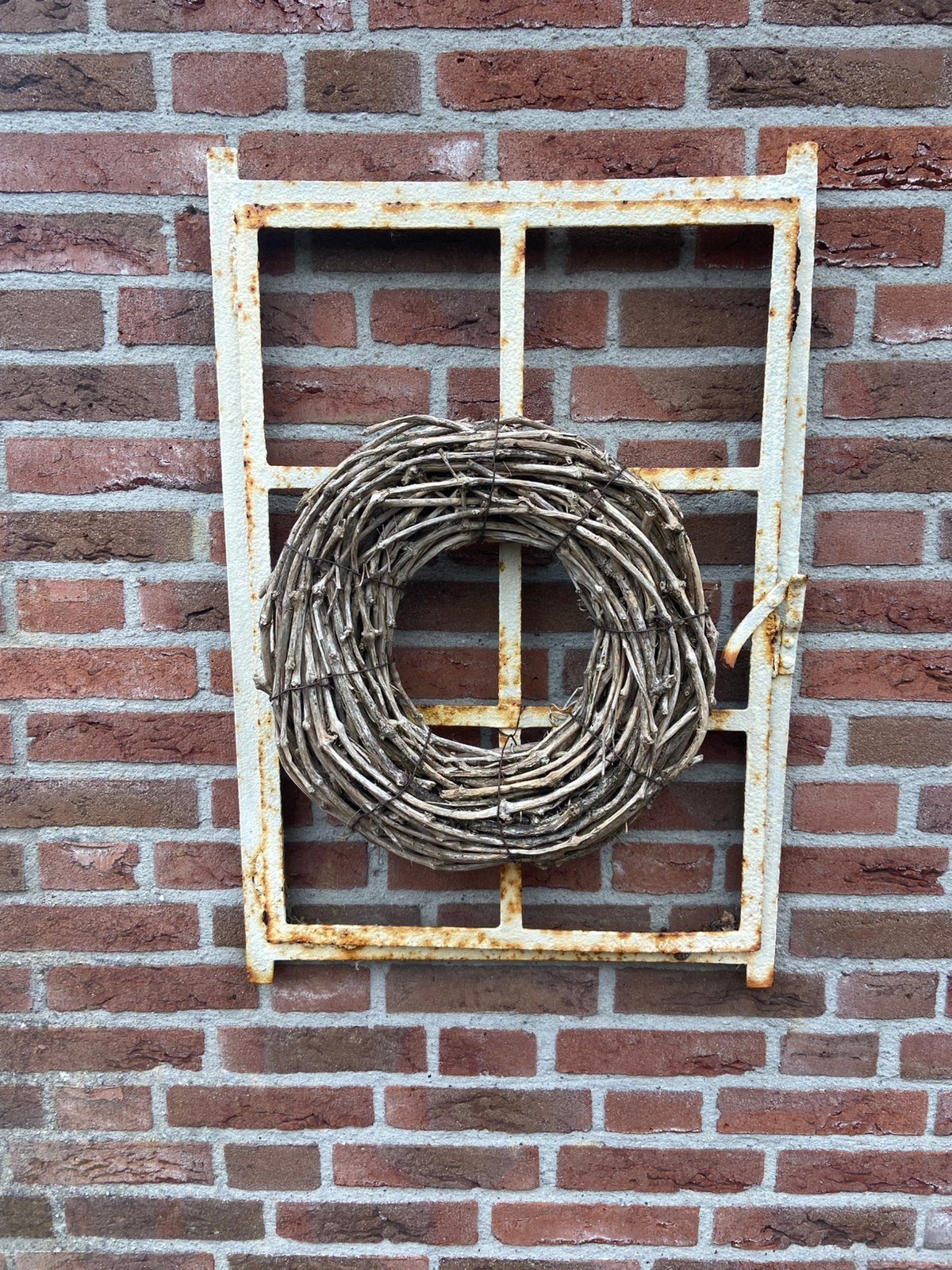 Brocante* oud,doorleefd raampje met krans., Ophalen